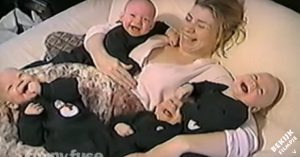 Moeder ligt op bed met vierling. Dan beginnen ze met z’n allen te lachen!