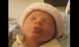 Baby krijgt kus van moeder. Maar let op wat het meisje doet als mama stopt met zoenen