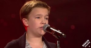Jonge deelnemer zingt klassieker van Elvis. De juryleden zijn diep onder de indruk..
