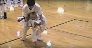 Klein meisje ‘vecht’ tegen haar veel grotere karate leraar. Dan krijgt ze hulp uit onverwachte hoek!