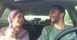 Echtpaar zingt prachtig liedje. Kijk eens naar hoe hun dochtertje van 6 maanden meegeniet!