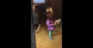 Elke ochtend sluipt dit meisje de stal in. Als haar moeder ziet waarom, pakt ze direct de camera