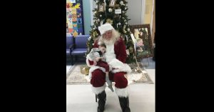 Kerstman gaat naar het ziekenhuis. Daar vervult hij de laatste wens van een terminale peuter