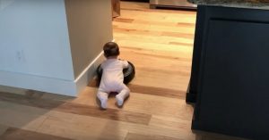 Stofzuigen en tegelijk de baby vermaken? Zó doe je dat!