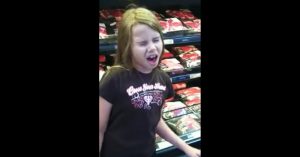 8-jarig meisje begint te zingen in de supermarkt. Nu is ze een ware internethit!