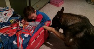 Jochie moet slapengaan. Maar niet voordat hij een lief avondritueel uitvoert met z’n hond!