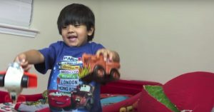 6-jarig jochie verdient 9 miljoen euro per jaar. En hij heeft de leukste baan ooit!