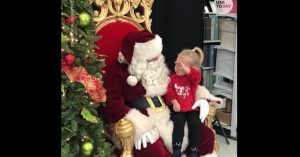 De kerstman vraagt aan dit meisje wat ze voor kerst wil. Haar antwoord is hilarisch!