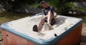 NASA-ingenieur vult zijn jacuzzi met zand. Dan gebeurt er iets fascinerends..