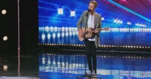 Kippenvel: 14-jarige jongen doet een muzikaal eerbetoon aan zijn doodgereden broertje