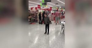 10-jarig jochie heeft autisme. Dat belet hem niet om te zingen.. midden in de supermarkt!