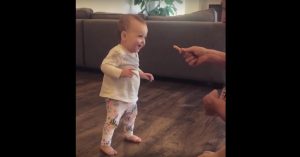 Baby leert lopen… met behulp van een patatje!