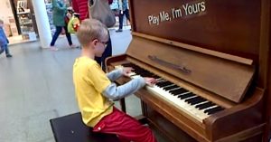 8-jarige speelt in station op de piano. Dan kijkt hij op en beseft hij dat hij publiek heeft