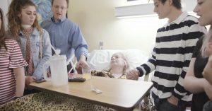 Deze familie bezocht eenzame ziekenhuispatiënten, om voor ze te zingen!