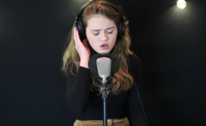 Zij is nog maar 13 jaar. Maar hoor die stem eens als ze begint te zingen..