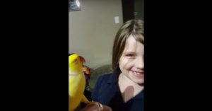 Meisje gaat slapen. Maar niet voordat de vogel haar een goede nachtrust wenst!