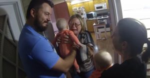 Zij vlogen van Nieuw-Zeeland naar de VS om oma te verrassen met de tweeling