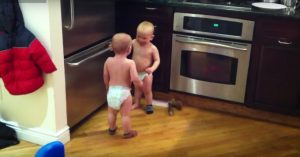 Deze tweelingbroertjes treffen elkaar in de keuken. Daar ontstaat een heus gesprek!