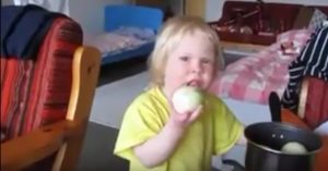 Jochie blijft stug volhouden dat hij een appel in zijn hand heeft in plaats van een ui..