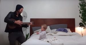Vader zingt een lied voor zijn dochtertje. Haar reactie? Hartverwarmend!