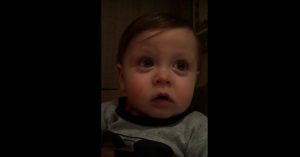 Kleine baby hoort Andrea Bocelli zingen. En dat maakt een hoop emotie los!