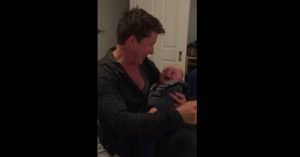 Moeder doet iets geks met de fopspeen. Het gelach van deze baby gaat nu de hele wereld over!