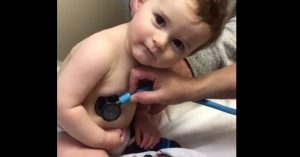 Verpleegster behandelt baby. Maar let op wat het ventje met z’n hoofd doet..