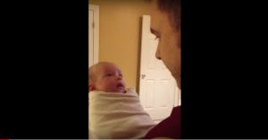 Papa vraagt z’n dochtertje waarom ze toch zo huilt. Dit gesprek is zó lief!