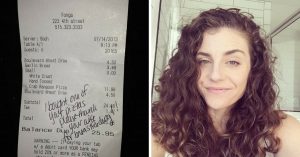 Vrouw geeft midden in restaurant borstvoeding. Dan krijgt ze een opmerkelijke bon..