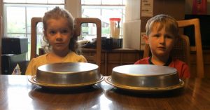 Sociaal experiment: 2 kids krijgen elk een schaal met een andere inhoud..