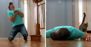 Man acteert alsof hij dood valt. Dan reageert zijn kat iets anders dan verwacht..