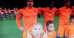 Kleine Oranje-mascotte steekt live op tv de tong uit. Nu gaan de beelden de hele wereld over!