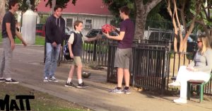 Tieners pesten met z’n drieën een kleine jongen. Maar let op hoe omstanders reageren..