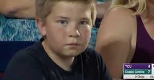 Jochie wordt live gefilmd tijdens een sportwedstrijd. Dan volgt een bloedstollende staredown