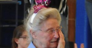 De tranen vloeien rijkelijk als deze 77-jarige schoonmaakster haar geheim onthult..