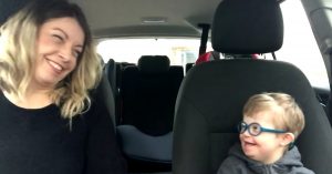 Emotioneel: carpool karaoke tussen moeders en kinderen met het Downsyndroom