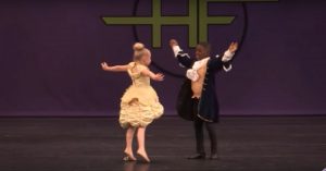 Dit schattige koppeltje danst de sterren van de hemel..