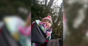 Te lief: baby meisje hoort voor de eerste keer vogels fluiten
