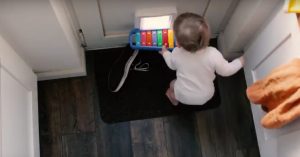 Baby is er klaar mee en gooit werkelijk alles weg. En wel door het kattenluikje!