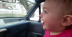 Baby krijgt de vraag “Waar is je grote broer?”. Haar reactie daarop is súper schattig!