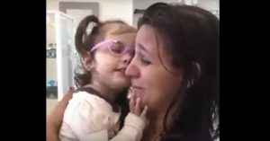 Meisje is blind geboren en gaat naar de Verenigde Staten voor een operatie..