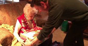 Zij geven een doos aan deze oude vrouw. Wat daar in zit, laat haar in huilen uitbarsten…