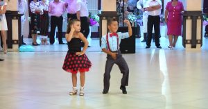 Meisje staat druk te dansen in de zaal. Dan komt dit stoere ventje aanzetten..