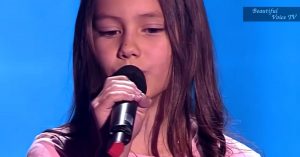 Russisch meisje is nog piepjong. En toch zingt ze een klassieker van ABBA!