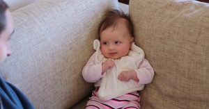 Meisje van 9 weekjes oud heeft een hele belangrijke boodschap voor haar vader