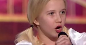 Dit meisje betreedt het podium. Dan blijkt dat ze een wel heel zeldzaam talent heeft..