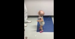 Piepkleine leukemiepatiënt kijkt naar de dokter. Wat hij voor het meisje doet is zó leuk!