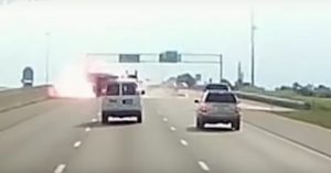 Zwaar ongeluk leidt tot een hevige explosie. Wat de camera dan vastlegt is onvoorstelbaar..