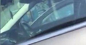 Pasgeboren baby schreeuwt het uit in snikhete auto in Engeland