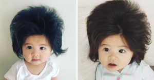 Dit schattige baby’tje is pas 7 maanden oud. Maar kijk die bos haren eens!